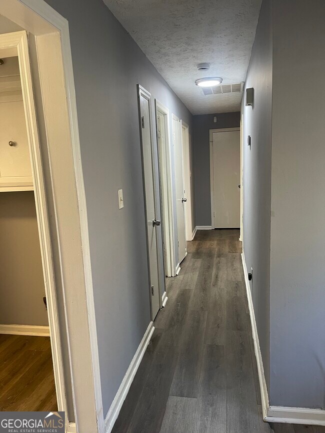 Building Photo - 1233 Woodland Ct SE