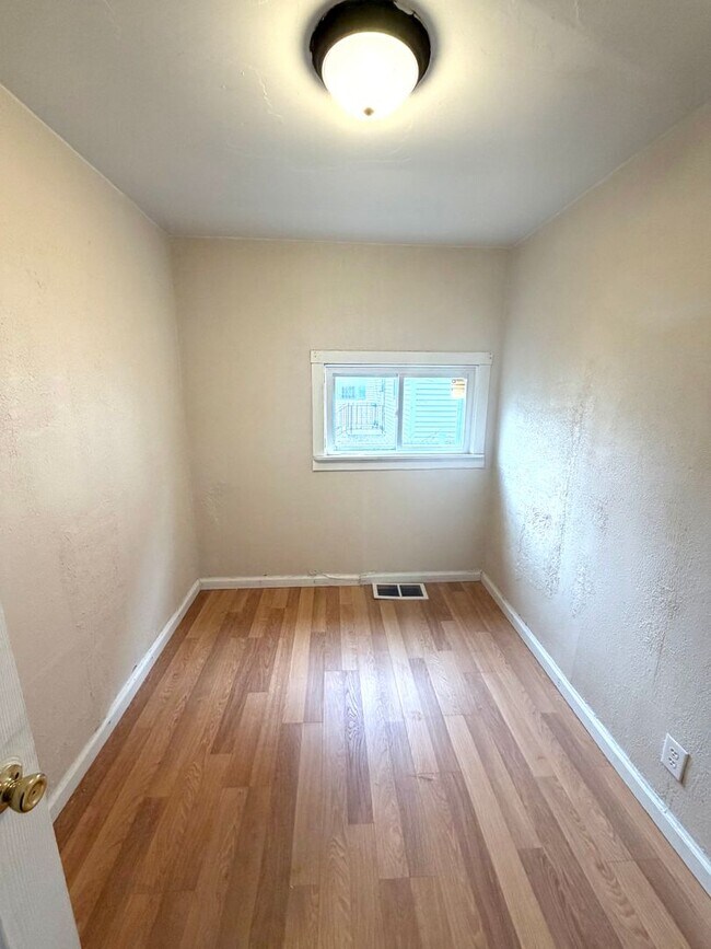 Building Photo - 441 S 11th St