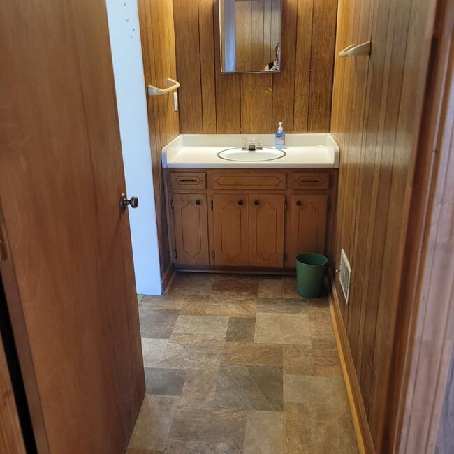 Building Photo - 809 Church St