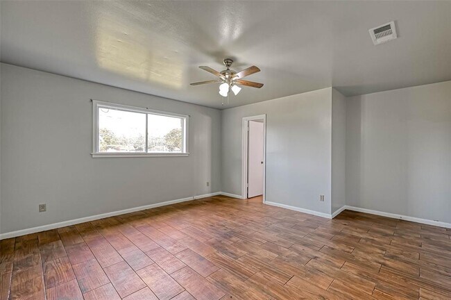 Building Photo - 1801 Laurel Oaks Dr