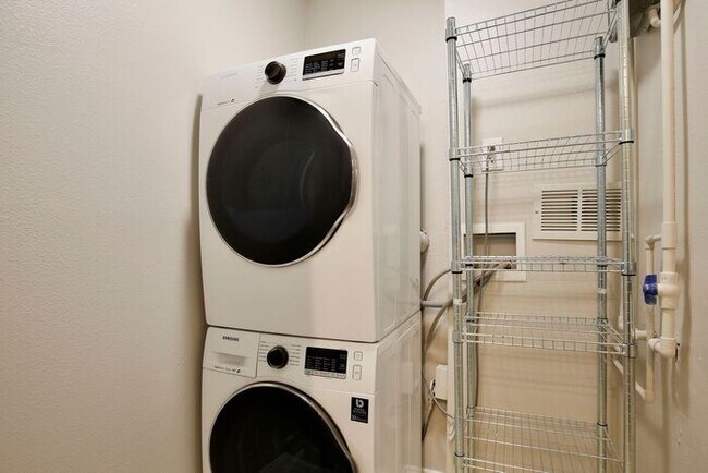 Building Photo - Charming First-Floor 1BR in Audubon Park · In-Unit Laundry · Community Pool with Lake Druid View ...
