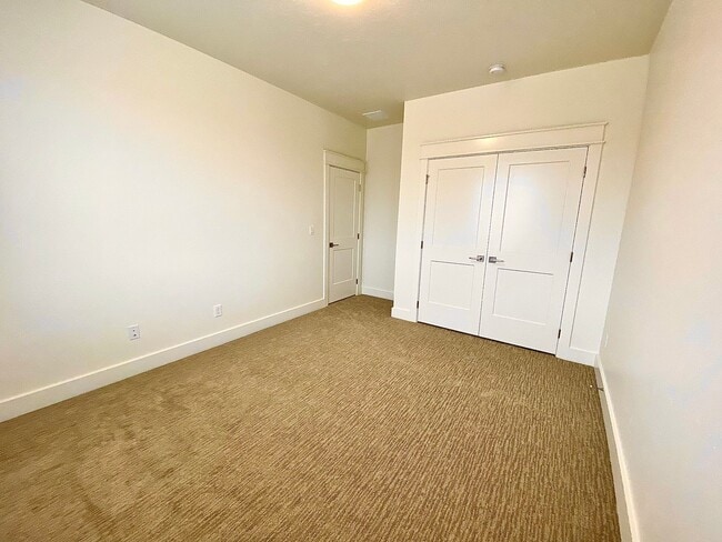 Building Photo - Beautiful Custom 6 Bedroom (2 Primary Bedr...