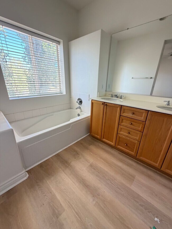 Building Photo - 3 bed, 2 1/2 bath home in desirable west Simi Valley gated community
