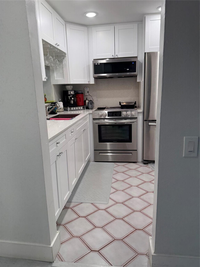 Building Photo - 9360 Lime Bay Blvd