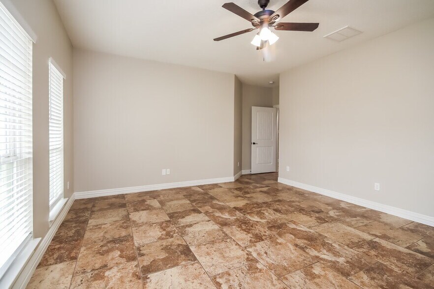 Building Photo - 610 New London Dr