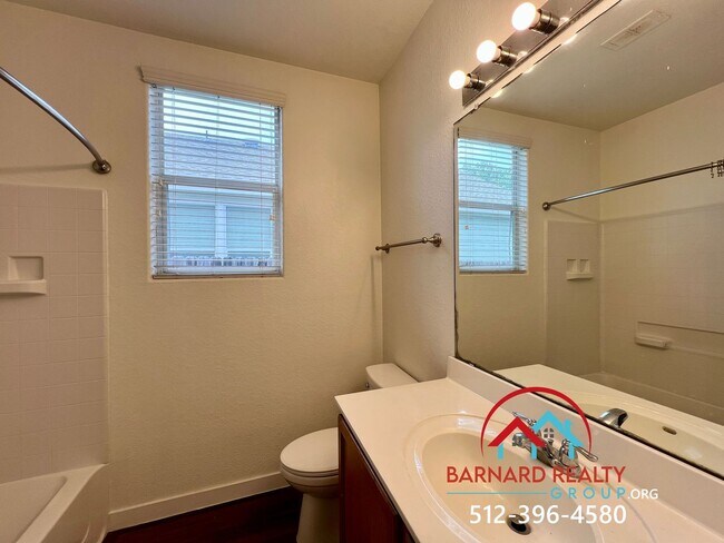 Building Photo - Available Now: Bright and Inviting 2 Bed, ...