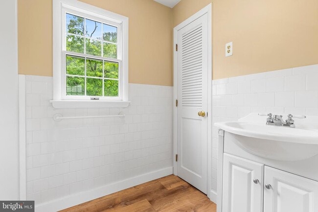 Building Photo - 607 E Wheel Rd