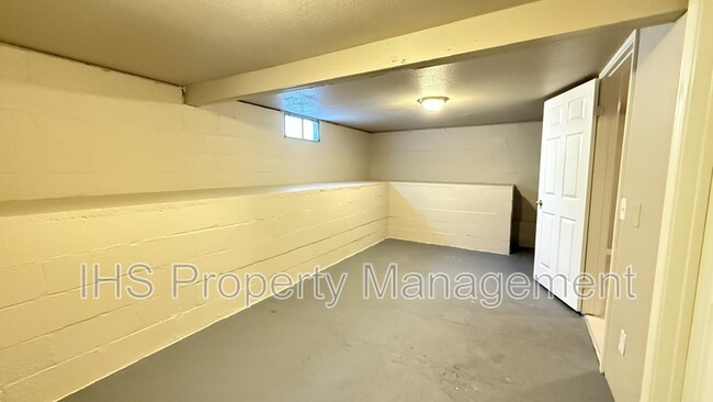 Building Photo - 319 Barth Ave
