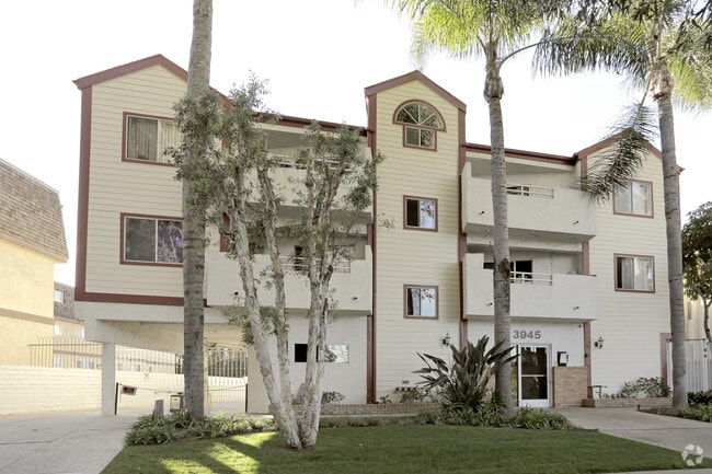 Building Photo - Villa Alondra