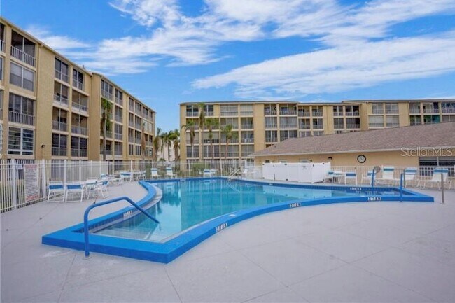 Building Photo - 3622 Lake Bayshore Dr