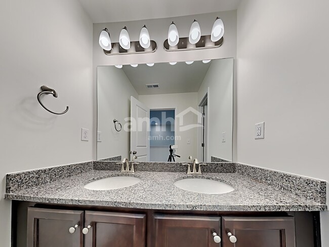 Building Photo - 5120 Valley Dr