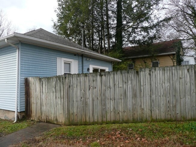 Building Photo - 324 Highland Ave