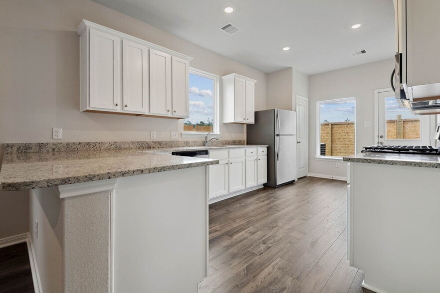 Building Photo - 16430 Honeysuckle Hl Dr