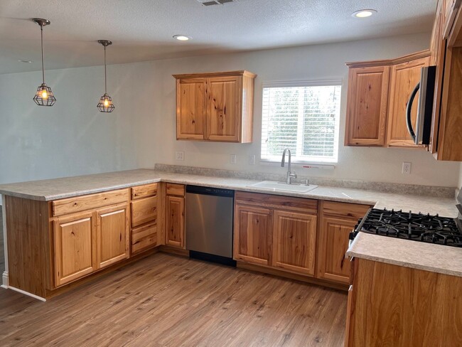 Building Photo - 3 Bedroom Home With Large Backyard on West Side