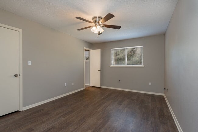 Building Photo - AUGUST 2026 MOVE IN! Beautiful 5 Bed Recently Renovated!