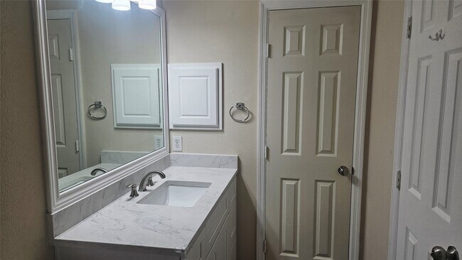 Building Photo - 12114 Dover Mdw