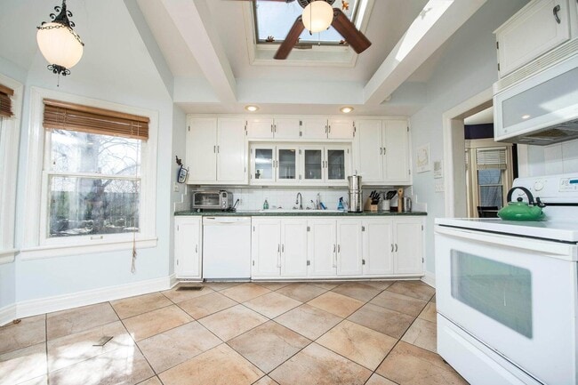 Building Photo - 1350 N Washington Ave