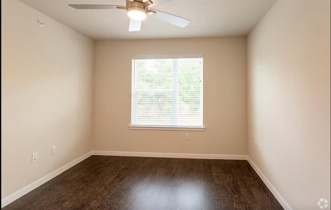 Building Photo - 3300 Oak Creek Dr