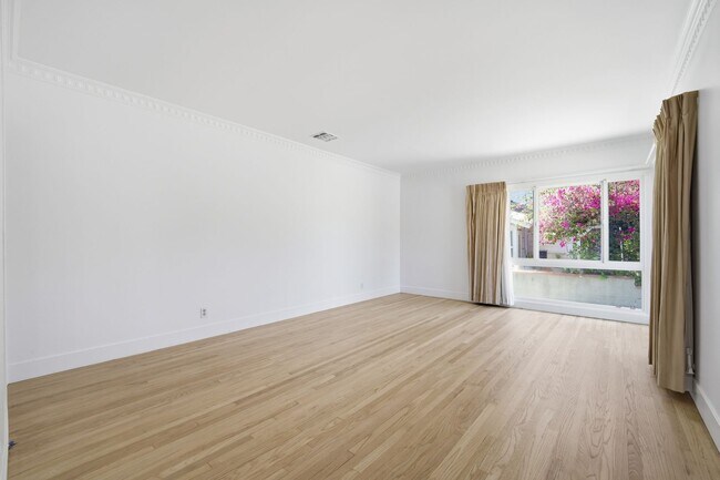 Building Photo - 2 bedroom, den and 1.5 bath, a few blocks of SPHS
