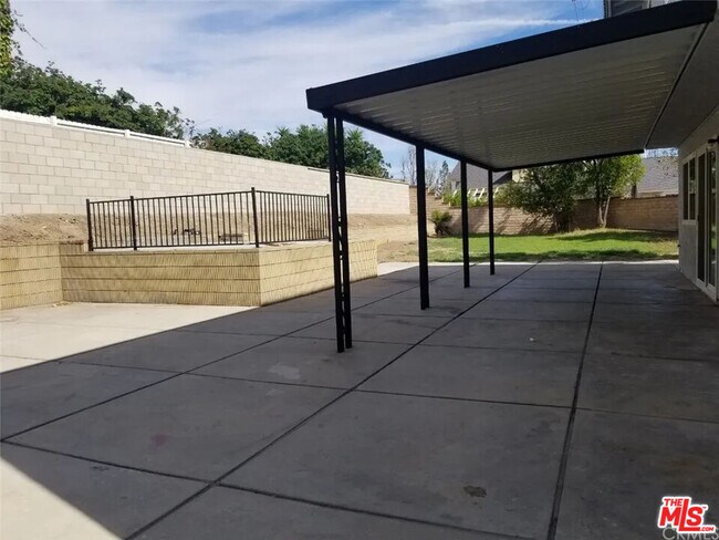 Building Photo - 18601 W Lassen St