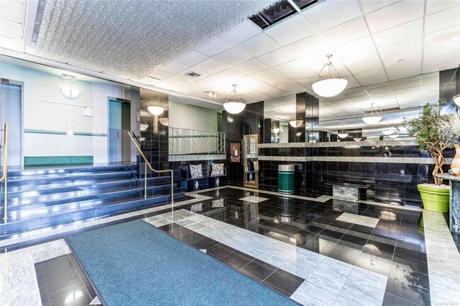 Building Photo - 25 W Broadway