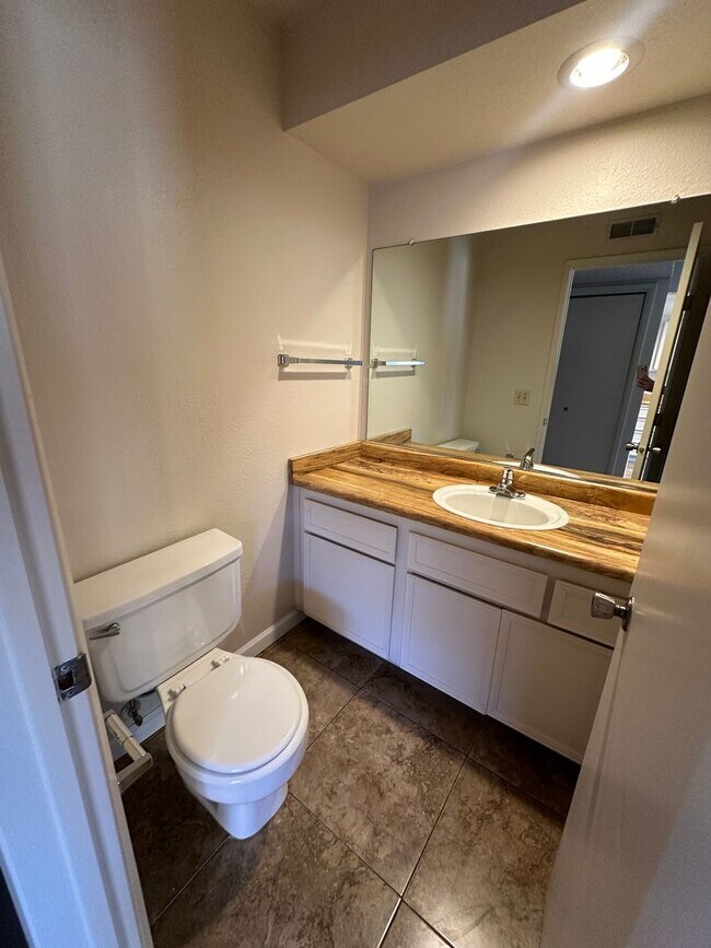 Building Photo - COL370