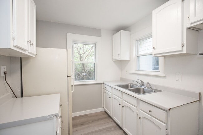 Building Photo - 3-BED, 1 BATH BEAUTIFUL SINGLE- FAMILY HOME IN MAPLE HEIGHTS!
