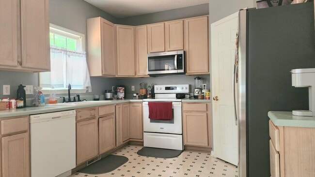 Building Photo - 9017 Erinsbrook Dr