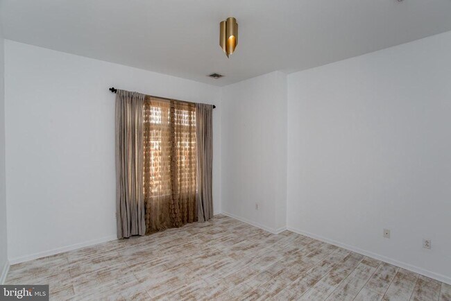 Building Photo - 523 Carson Terrace