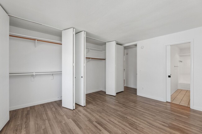Building Photo - Beautiful & Spacious 1BD/1BA Condo - Walk ...