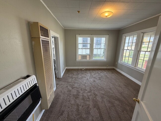 Building Photo - Beautiful 1 Bedroom Highland Duplex with bonus flex room!
