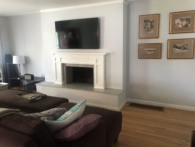 Building Photo - Gorgeous 3 bedroom, 2 bath home in great n...