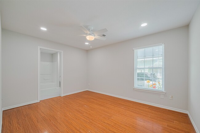 Building Photo - 1105 Panama St