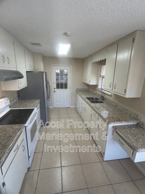 Building Photo - 2405 Mimosa St