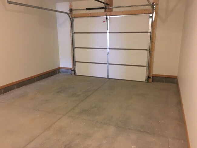 Building Photo - 2206 Shamrock Ln