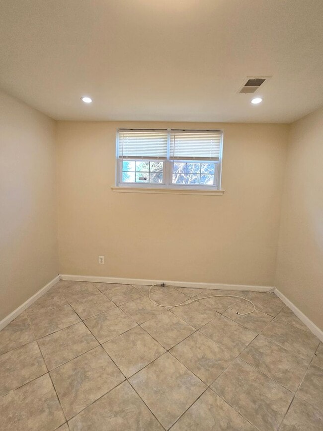 Building Photo - Updated and spacious garden (ground) floor apartment with 2-bedrooms & 1 full bathroom