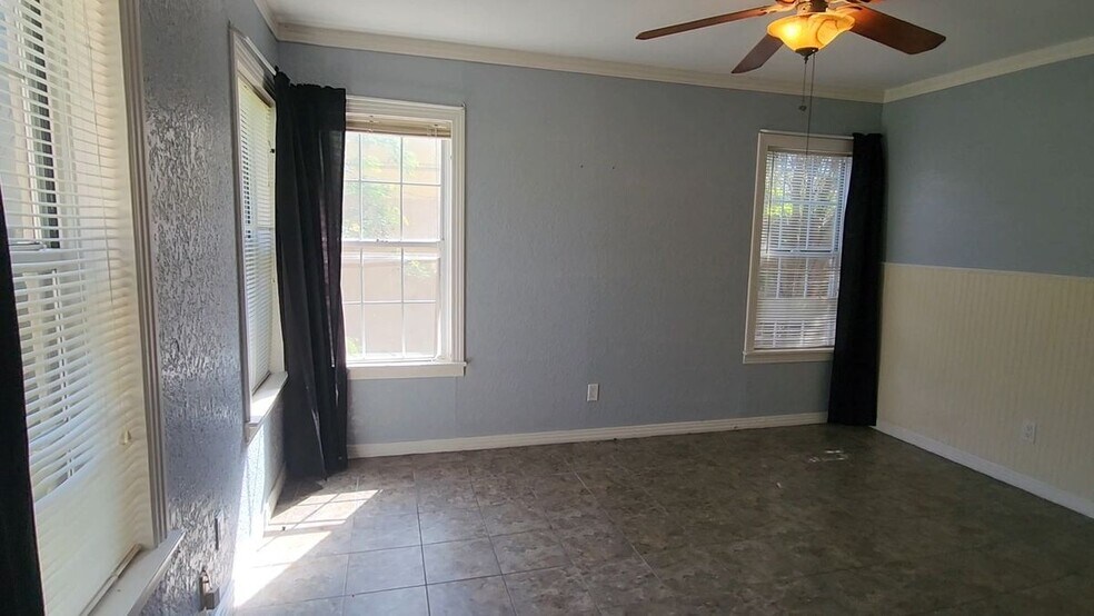 Building Photo - 1635 Sam Houston Dr