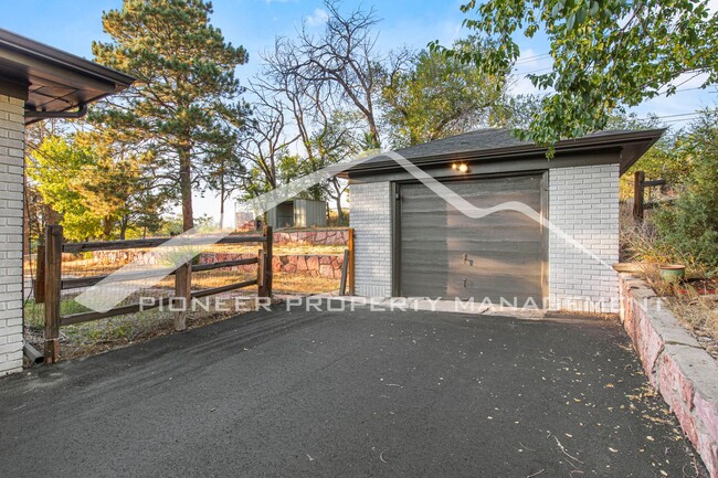 Building Photo - Charming Brick Home with Mountain Views Ne...