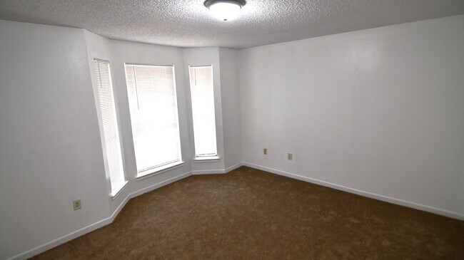 Building Photo - Charming 2-bedroom, 2.5-bathroom home located in Baton Rouge