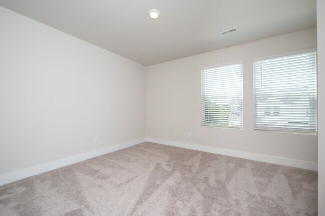 Building Photo - Stunning 3BR/2.5BA Luxury Townhome with Loft & Garage in Greenville! $2,050/mo rent