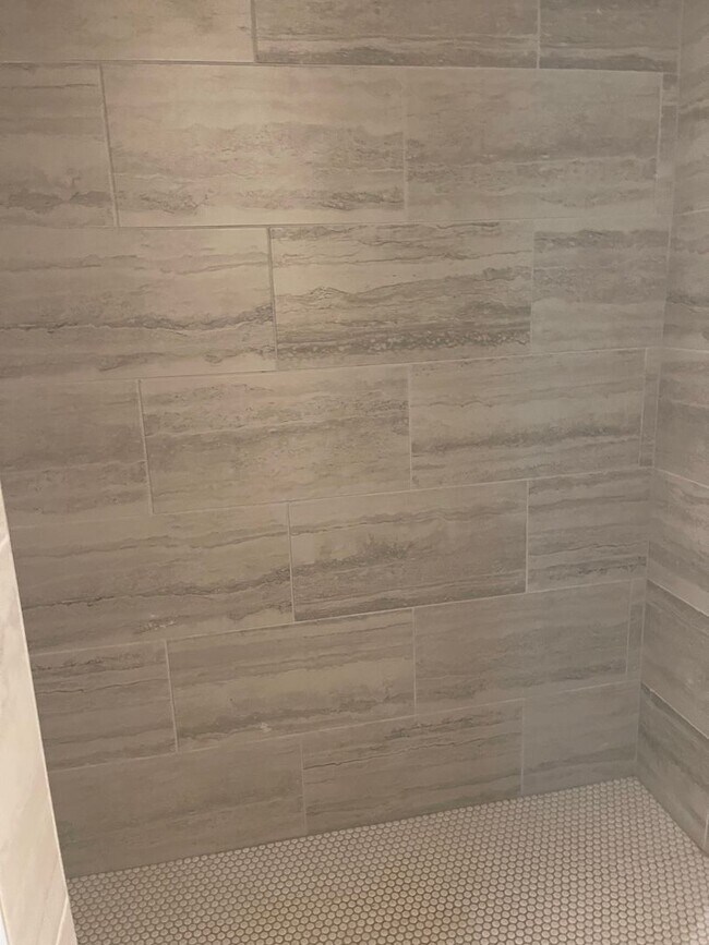 Building Photo - Spacious 4 bed 3 bath home