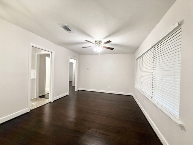 Building Photo - Beautiful and Spacious 4/1 Near Northside ...