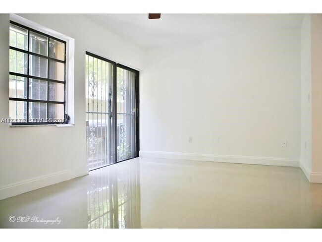 Building Photo - 1990 Brickell Ave