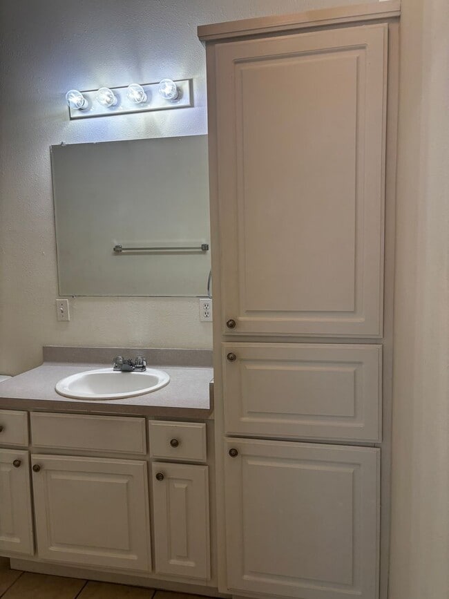Building Photo - 2 bedroom 2 bath