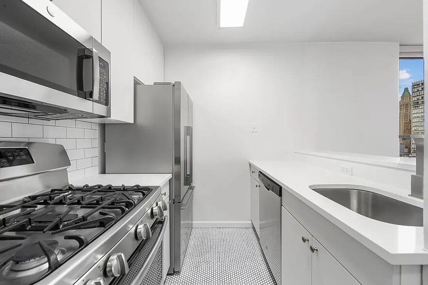 Building Photo - 245 E 44th St