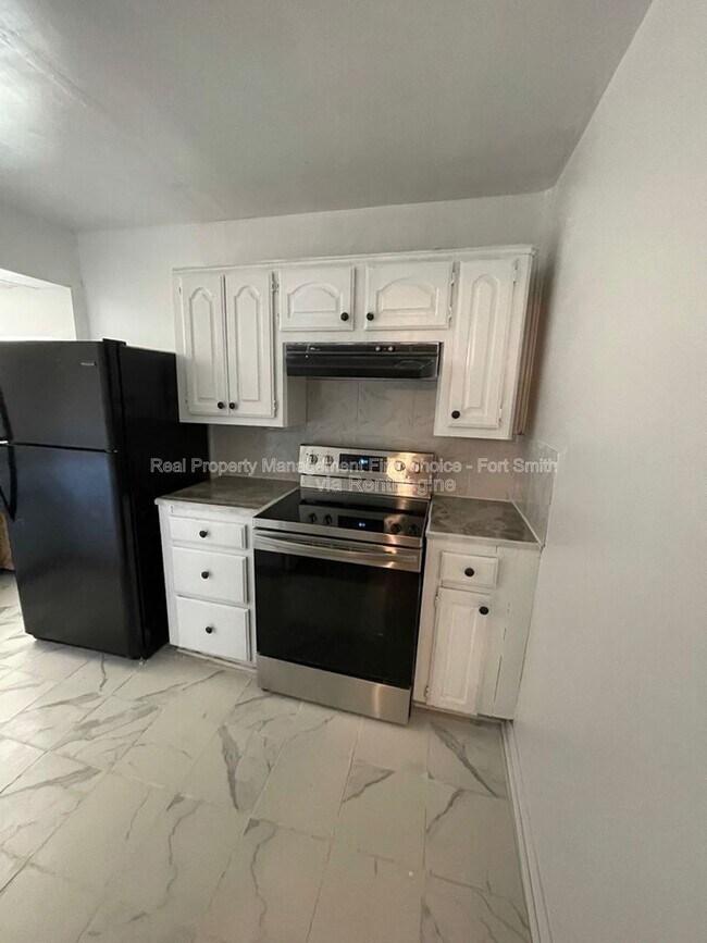 Building Photo - 8801 Meandering Way