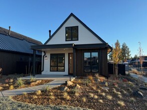 Building Photo - Cottage in Discovery West