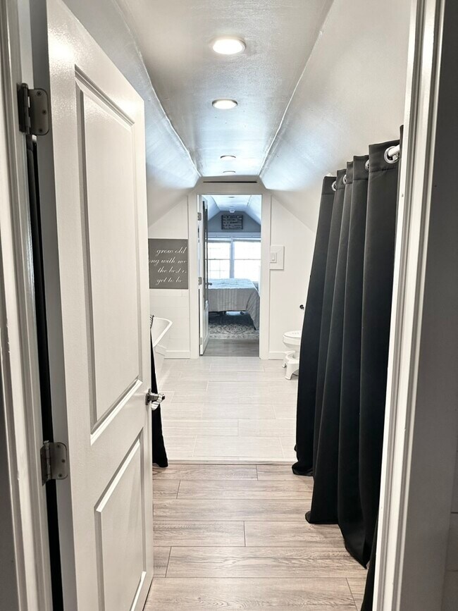 second bath with his and her closets - 135 E Wayne Ter