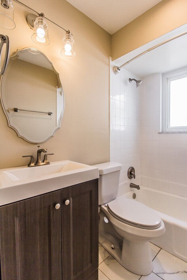 Building Photo - Pet Friendly, Renovated Home in Fox School District