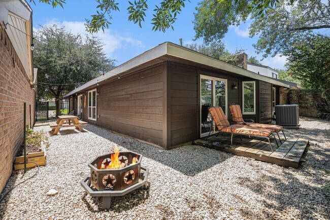 Building Photo - 16607 Neumann Dr